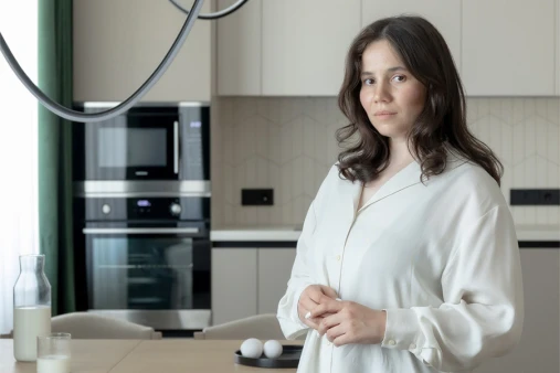 Квартира для семьи с ребёнком: спокойный фон, яркие акценты и немного экспериментов