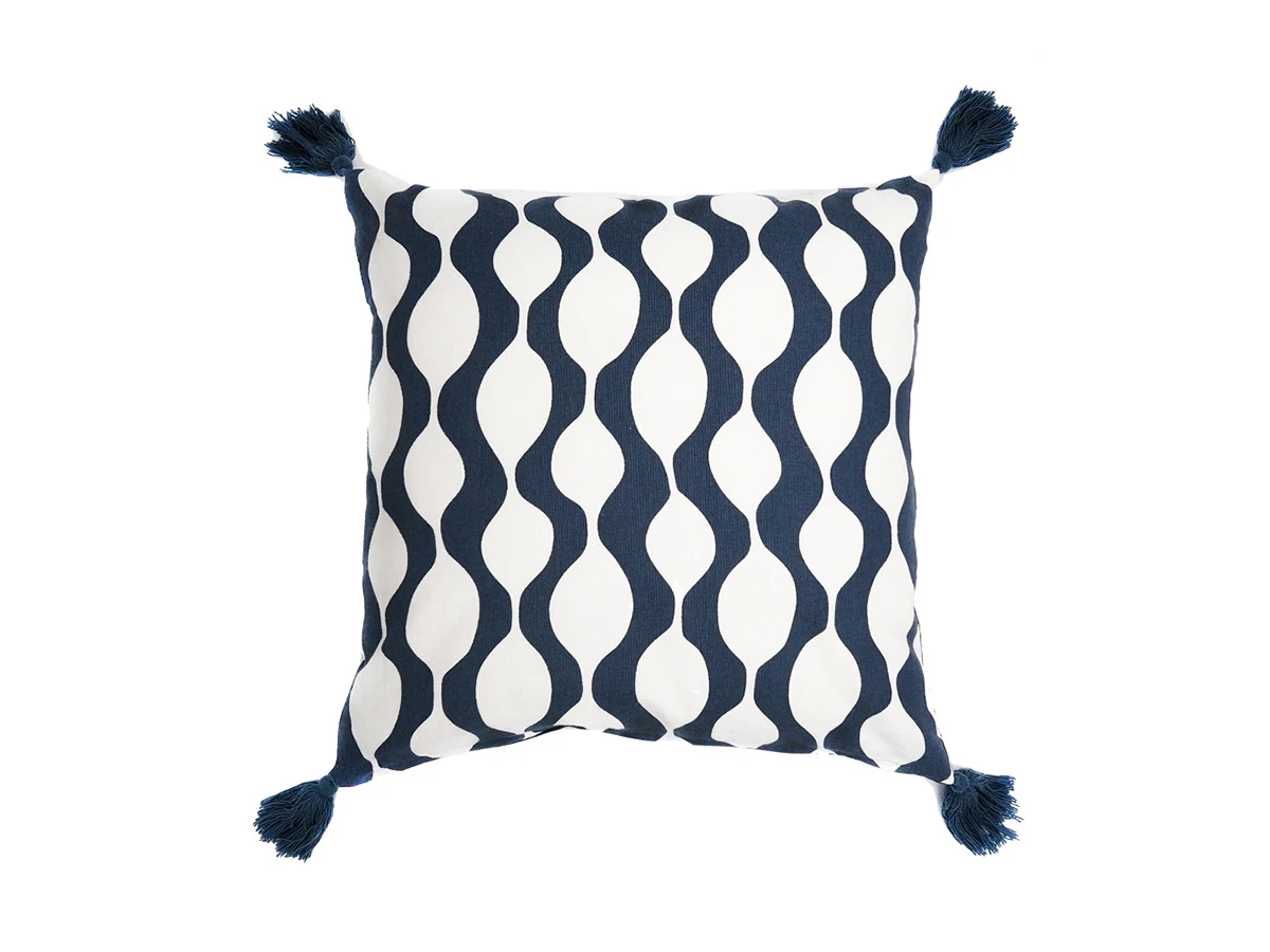 Чехол для подушки Traffic с кисточками серо-синего цвета Cuts&Pieces 800594