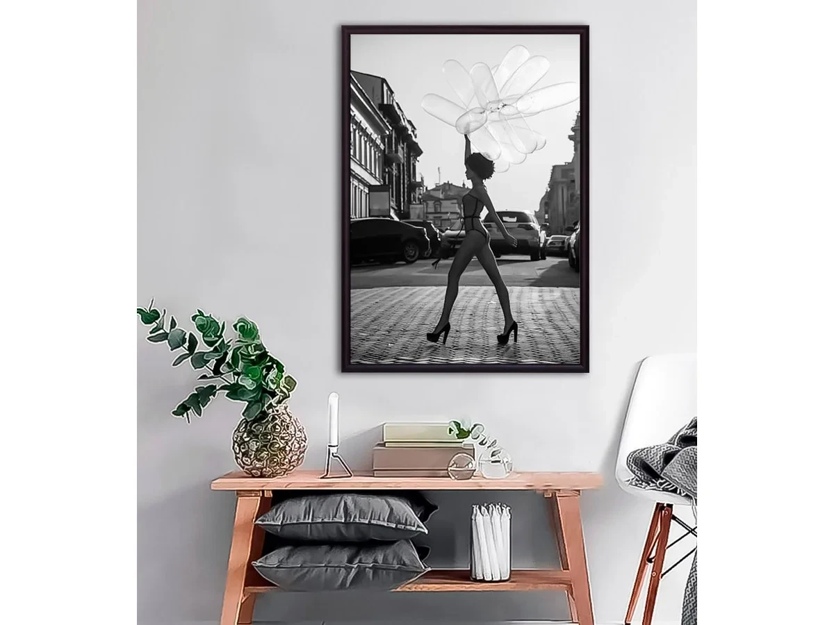 Постер в рамке Девушка с шариками 21х30 см 645102  - фото 4