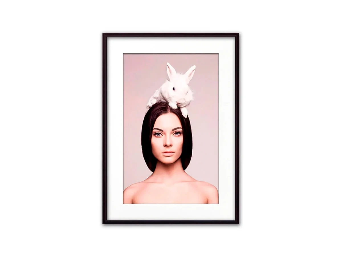 Постер в рамке Девушка с кроликом 21х30 см 645122  - фото 1
