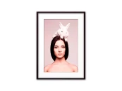 Постер в рамке Девушка с кроликом 21х30 см 645122