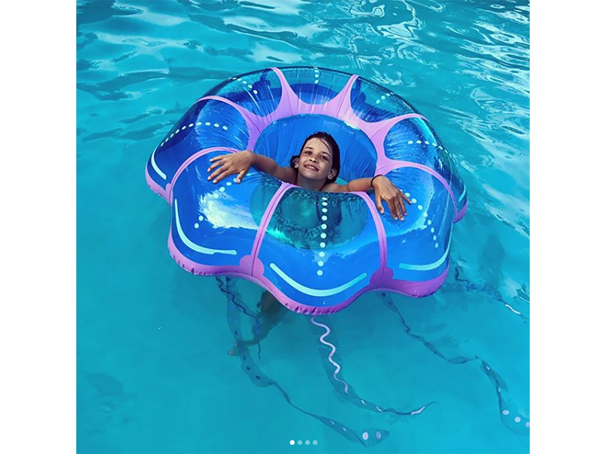 Надувной круг на воде. BIGMOUTH круг надувной. Круг медуза надувной медуза. Необычные надувные круги. Надувной круг на море.