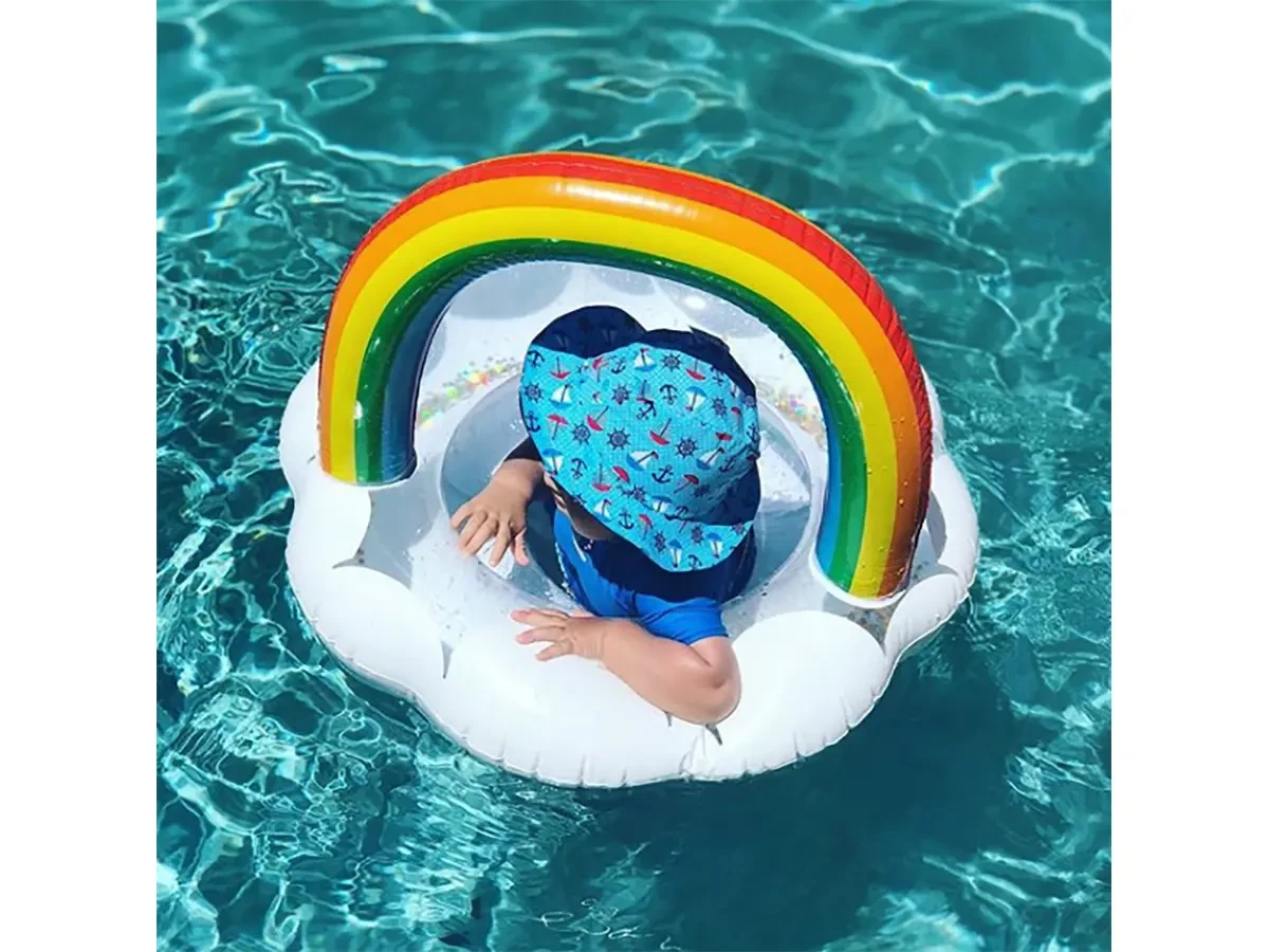 Надувной круг на воде. Рич Фэмили надувной круг. Детский надувной круг. Надувной круг на море. Круги для плавания надувные модные.